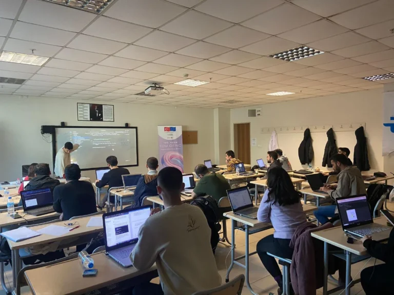 Veriyle Gelecek projesi kapsamında 80 genç MEB/üniversite onaylı sertifikasını aldı